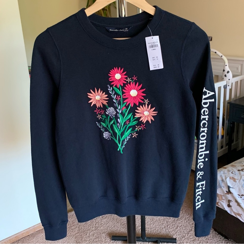 Abercrombie & Fitch Flower Embroidered Crewneck Pullover Sweatshirt NWT XS